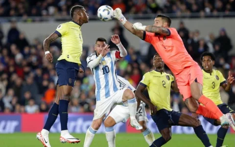 Hernán Galíndez (d) en acción en el duelo entre Ecuador y Argentina, por Eliminatorias Sudamericanas.