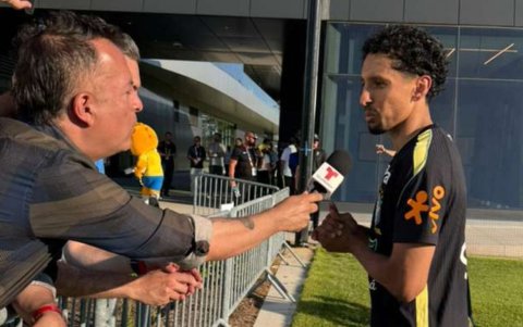 Ángel Villagómez ecuatoriano de Telemundo hablando con Marquinhos.