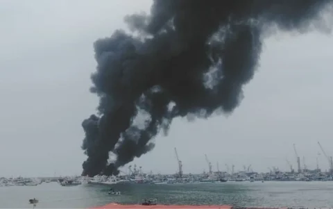 Varias embarcaciones pesqueras se incendiaron el 6 de junio en el puerto de Manta.