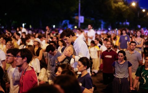 Fieles asisten a la Vigilia de Oración con jóvenes presidida por el papa León XIV en la madrileña Plaza de Lima.