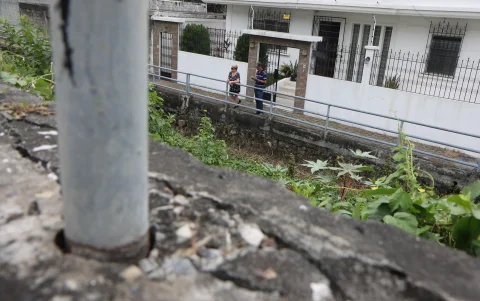 Santa Cecilia. Los moradores miran con miedo un canal olvidado. Piden sea culminado.