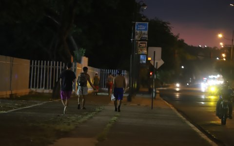 Deporte. Muchas personas utilizan la vía para ejercitarse, pero denuncian inseguridad.