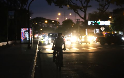 Noche. La falta de iluminación es evidente a lo largo de la vía, especialmente en el tramo que bordea el estero.