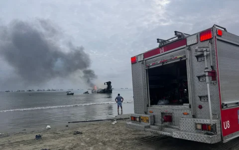 Bomberos trabajaron para controlar los focos reactivados del incendio en el puerto de Manta, una de las emergencias más graves para el sector pesquero.
