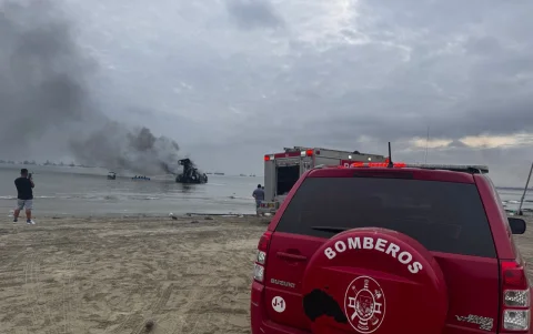 Embarcaciones reducidas a cenizas tras el devastador incendio registrado en el puerto pesquero de Manta.