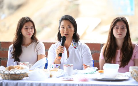 La candidata a la Presidencia de Perú por el partido Fuerza Popular, Keiko Fujimori, junto a sus dos hijas, habla en el tradicional desayuno electoral.