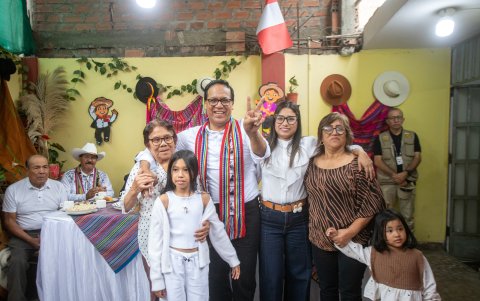 El candidato a la presidencia del Perú por el partido Juntos por el Perú, Roberto Sánchez (c), posa junto a su familia en el tradicional desayuno electoral.
