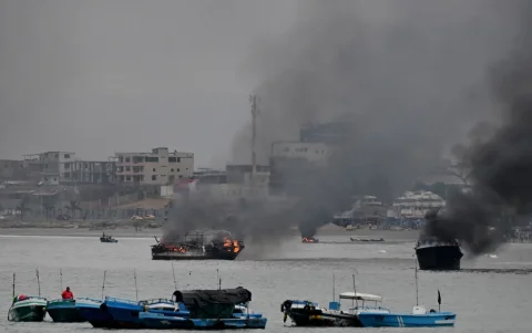 El incendio se originó en el Puerto de Manta, provincia de Manabí.