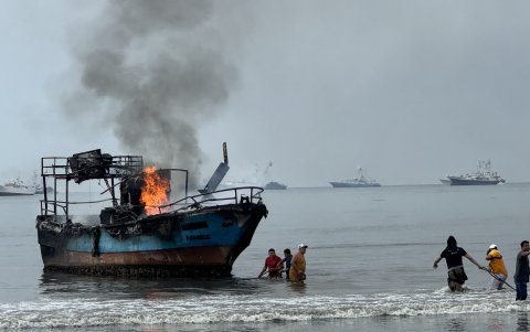 Moradores se unieron para apagar las llamas de las naves que se consumían.