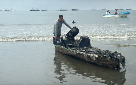 Pescadores arrastraban el resto de sus naves hacia la orilla.