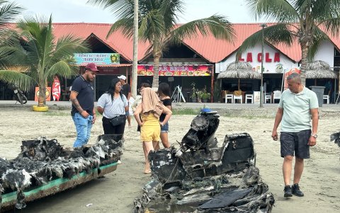 Moradores se acercaron a los esqueletos de las embarcaciones a la mañana siguiente del incendio.