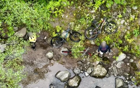 Tres ciclistas fueron rescatados tras extraviarse en la ruta Lloa–Mindo mediante operativo aéreo y terrestre coordinado por bomberos locales Ecuador