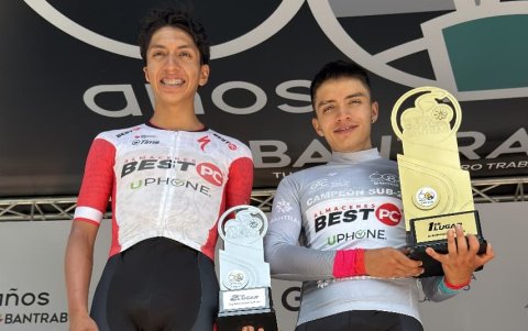 El corredor Anthony Coque (i) en uno de los últimos podios de su equipo: el Best PC Ecuador.