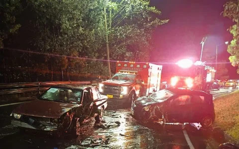 Siniestro de tránsito en Conocoto dejó tres personas que cayeron a una quebrada, siendo rescatadas por Bomberos de Quito con atención prehospitalaria brindada.