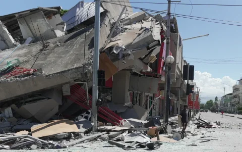 Edificio dañado tras un terremoto en la ciudad de General Santos, al sur de Filipinas, el 8 de junio de 2026.