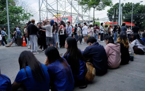 Escolares reaccionando ante un fuerte terremoto ocurrido este lunes en Malita (Filipinas)