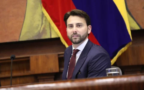 La salida de Niels Olsen ocurre tras ser anunciado por ADN como precandidato a la Prefectura del Guayas.