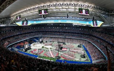 El papa León XIV preside el encuentro con la comunidad diocesana este lunes en el estadio Santiago Bernabéu, en Madrid.