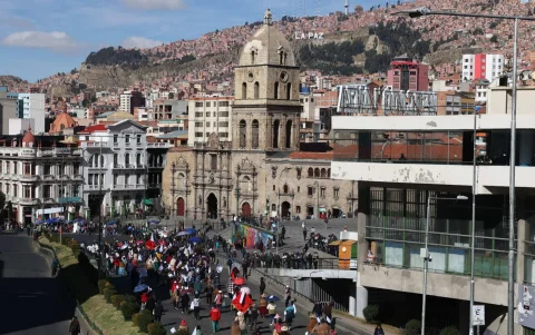 Personas participan en una marcha exigiendo el desbloqueo de vías y la pacificación del país este lunes, en La Paz (Bolivia).