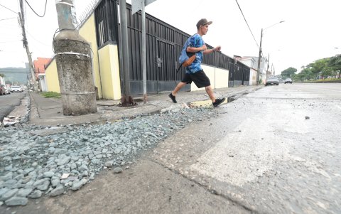 Vecinos denuncian que materiales de obras taparon sumideros y alcantarillas.