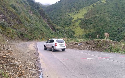 El mal estado de la vía se suma a sus características propias por ser una vía de montaña.