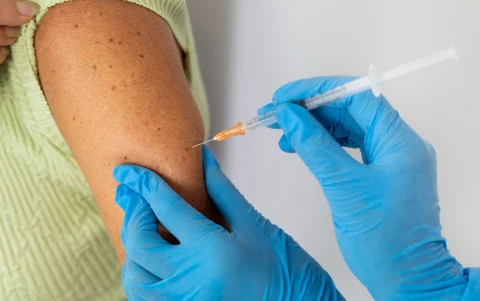 Un profesional de la salud aplica una vacuna, en el marco de los avances hacia inmunizaciones universales capaces de anticiparse a nuevos virus.