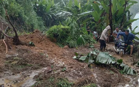Las fuertes lluvias provocaron deslizamientos de tierra y el cierre de una vía de tercer orden en La Maná.