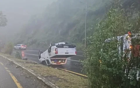 Una camioneta quedó volcada tras un choque múltiple en la avenida Simón Bolívar, a la altura de Guápulo.