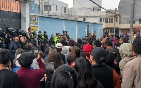 Decenas de padres y representantes se congregaron desde ayer en los exteriores de la institución educativa tras conocerse la denuncia que involucra presuntamente a un practicante del establecimiento.