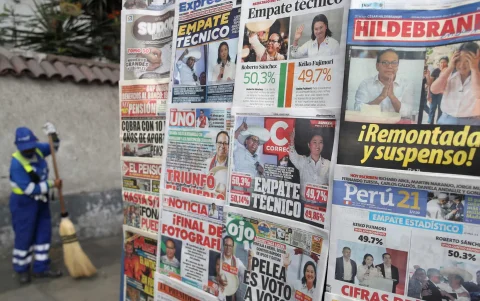 Fotografía que muestra portadas de distintos diarios en Lima (Perú).