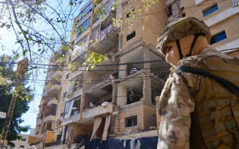 Un soldado del ejército se encuentra en el lugar de un ataque aéreo israelí contra un apartamento en los suburbios del sur de Beirut, Líbano, 07 de junio de 2026.