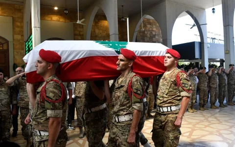 Soldados libaneses portan el féretro del general de brigada libanés Wissam Sabra, quien murió en un ataque israelí en el sur del Líbano el 06 de junio. (Líbano)