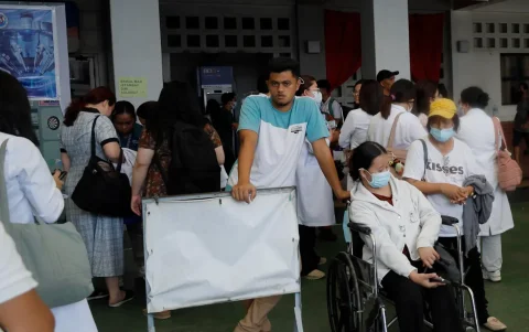 Varias personas se congregan en espacios abiertos de un complejo hospitalario tras un terremoto en la ciudad de Davao, al sur de Filipinas, el 8 de junio de 2026.