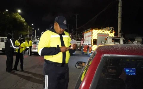 Agentes de la AMT realizan controles de alcoholemia en distintos sectores de Quito durante operativos del fin de semana.