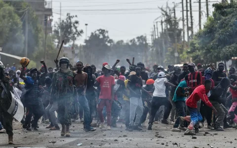 Manifestantes se enfrentan a la policía durante una protesta contra un centro para el ébola en Nanyuki, Kenia, este martes.