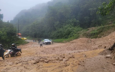 Varias vías siguen cerradas en Pucayacu, dificultando el acceso a comunidades afectadas.