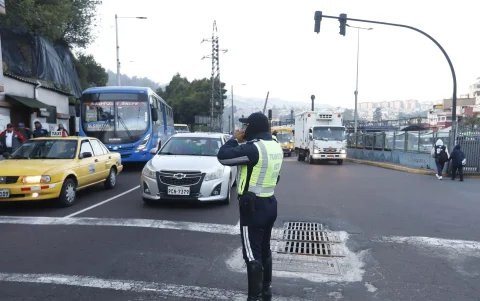 Agentes de tránsito ejecutan controles del Pico y Placa para verificar el cumplimiento de la restricción vehicular.