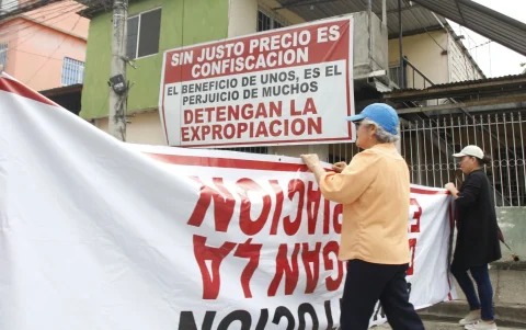 Propietarios de predios recorrieron las calles del Guasmo Sur, el martes 9 de junio de 2026, para expresar su rechazo a las expropiaciones vinculadas al proyecto del Quinto Puente.