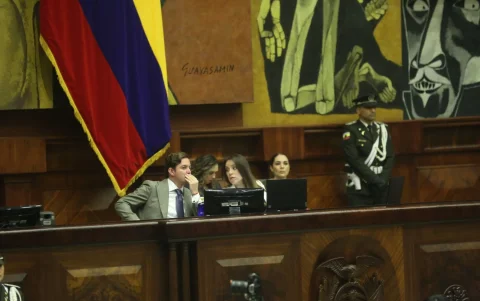 Mishel Mancheno asumió la presidencia de la Asamblea ante la renuncia de Niels Olsen.