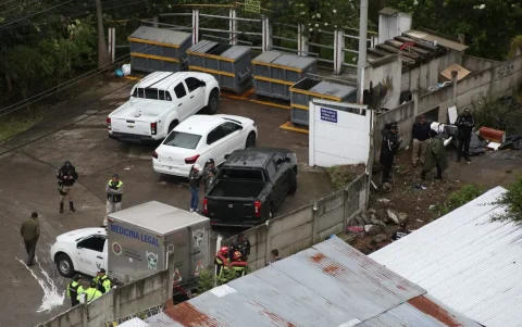En esta zona de la quebrada de La Vicentina, en el centro norte de Quito, miembros de la Policía Nacional y del Cuerpo de Bomberos hallaron el cuerpo sin vida de la joven universitaria.