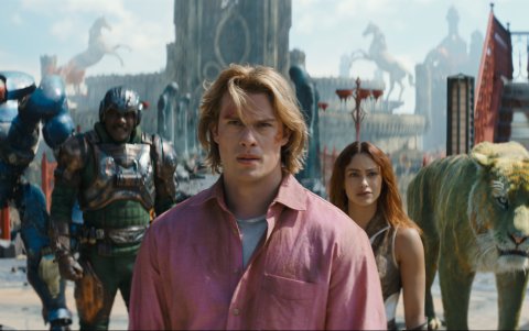 Roboto (Kristen Wiig), Man At Arms (Idris Elba), Adam (Nicholas Galitzine), Teela (Camila Mendes) y Cringer.