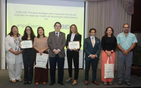 María Fernanda Ratti y la empresa colaboradora Barry Callebaut Ecuador recibieron reconocimiento por su proyecto en el sector cacaotero