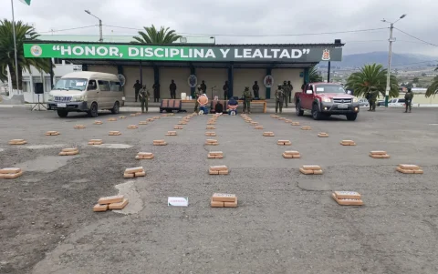 El lunes 8 de junio, los militares incautaron 197 paquetes de droga y capturaron a tres sospechosos.