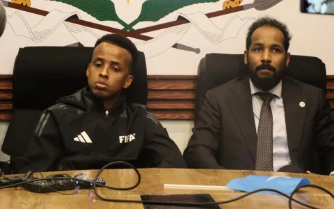 El árbitro somalí Omar Abdulkadir Artan (izq.).