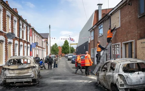 Trabajadores limpian en Lendrick Street tras los disturbios en Belfast, Irlanda del Norte, el 10 de junio de 2026.