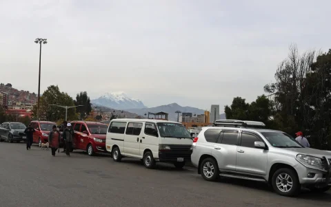 Personas a bordo de vehículos hacen fila para comprar combustible este martes, en La Paz (Bolivia).