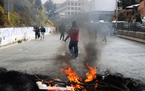 Conductores realizan un bloqueo por la falta de combustible este martes, en La Paz (Bolivia).