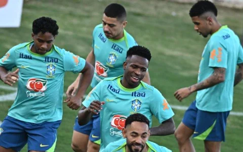 Vinícíus se ejercita durante una práctica de la Vereamarela.