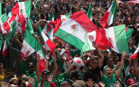 Hinchas de México alientan a su selección horas previas al debut mundialista.