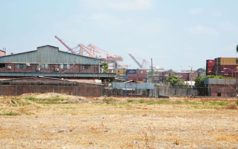 Predio. Sobre estos lotes se levantaría el puente, que tendría una longitud de 1,2 km.